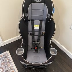 Graco Extend2Fit Convertible Car Seat.