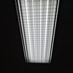 Drop ceiling fluorescent light fixture