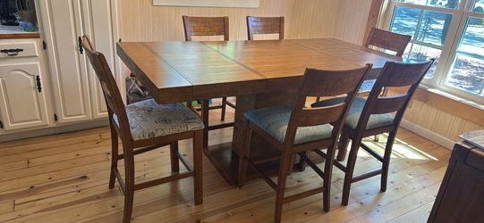 Dining Table  w/6 Chairs, and 2 leaf’s