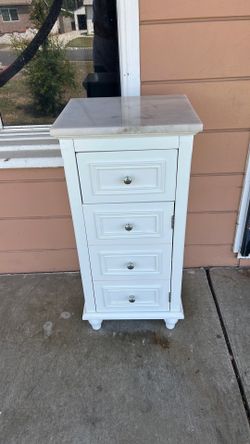 bed very good condition and brand new Little dressy for your bathroom or bed very good condition and brand new