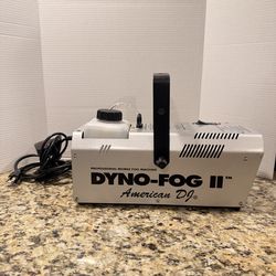 American DJ Dyno-Fog II fog machine - works great