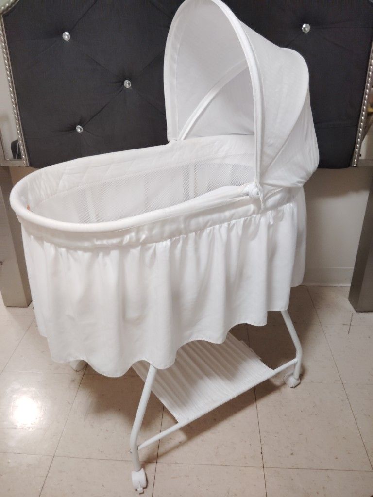 Bassinet White Like New