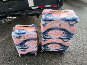 2 hard Shell suitcases