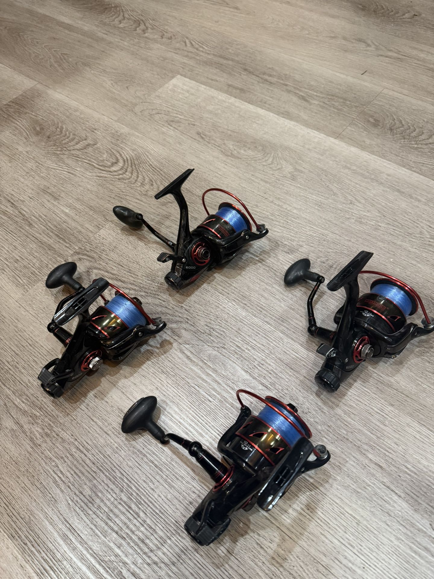 4 Kasting 6000 fishing π£ reels $40 each/cada uno