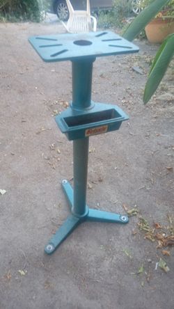 Grizzly Ind. Pedestal Stand for Bench Grinder
