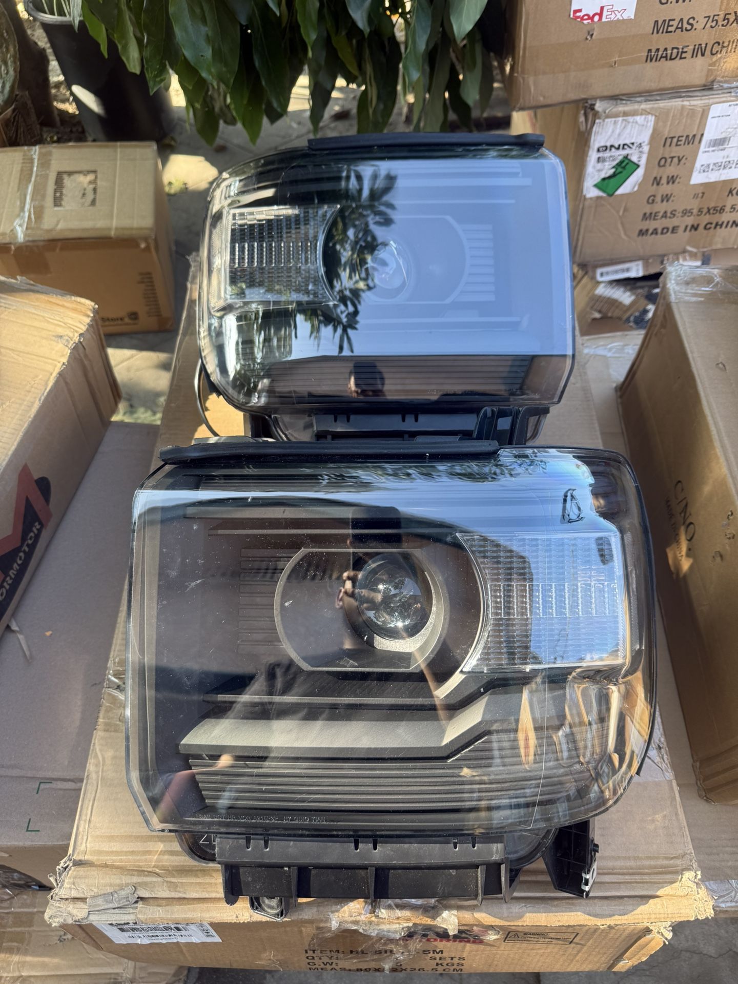 14-15 GMC Sierra 1500/ 15-17 Sierra 2500HD & 3500HD Headlights Black Housing, Clear Corners Luces