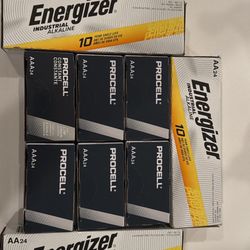 Bull Lot Of AAA and AA Batteries Can Split 