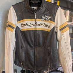 Like new women's leather Harley Davidson riding jacket, size Medium