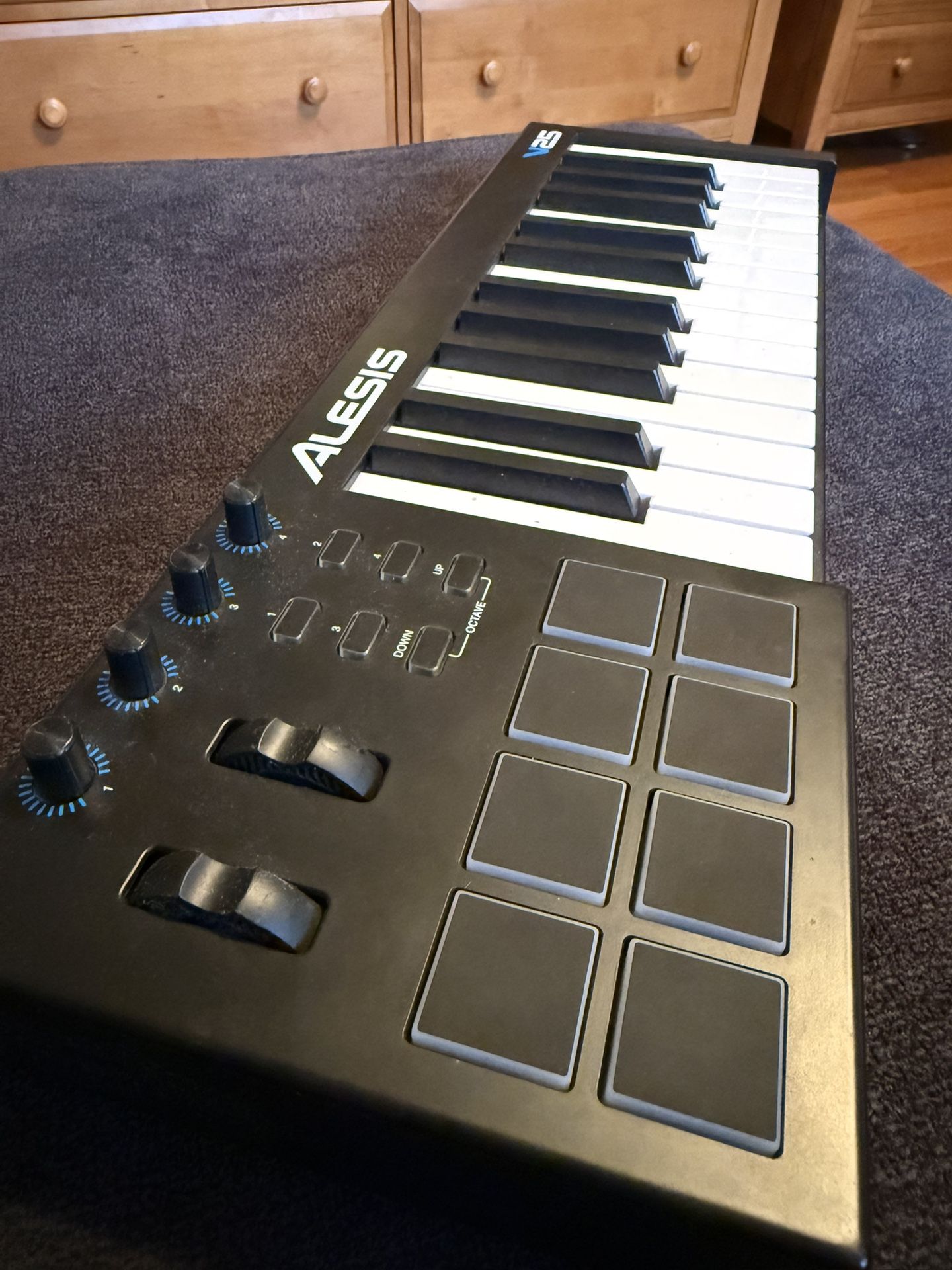 Alesis  V25 MIDI Keyboard