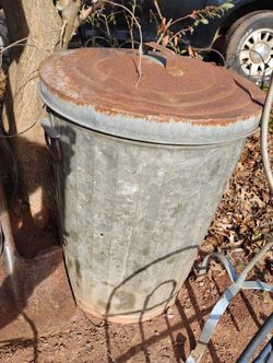 2 Old Metal Trash Cans With Lids 