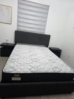 Juego de  cama queen, colchón  y dos nocheros