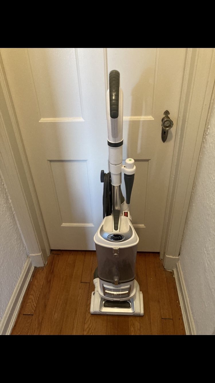 Shark Navigator Lift Away Bagless Upright Vacuum Cleaner- Refurbished, Free Delivery!