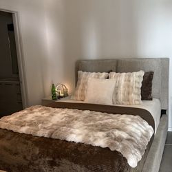 Ashley Furniture Cabalynn Queen Bed (mattress Included)