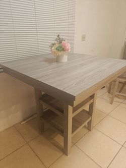 Table almost new no scratches