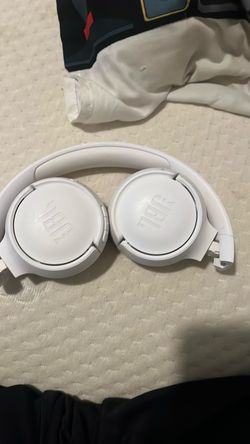 White jbl headset (broken button)