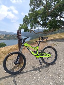 Downhill Mountain bike. Specialize.