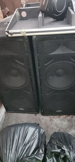 Dos bocinas B52 un amplificador y dos tocas CD todo por 450dls