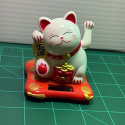 White Solar Powered Waving Hand Cat Maneki-neko Good Luck And Fortune Cat 