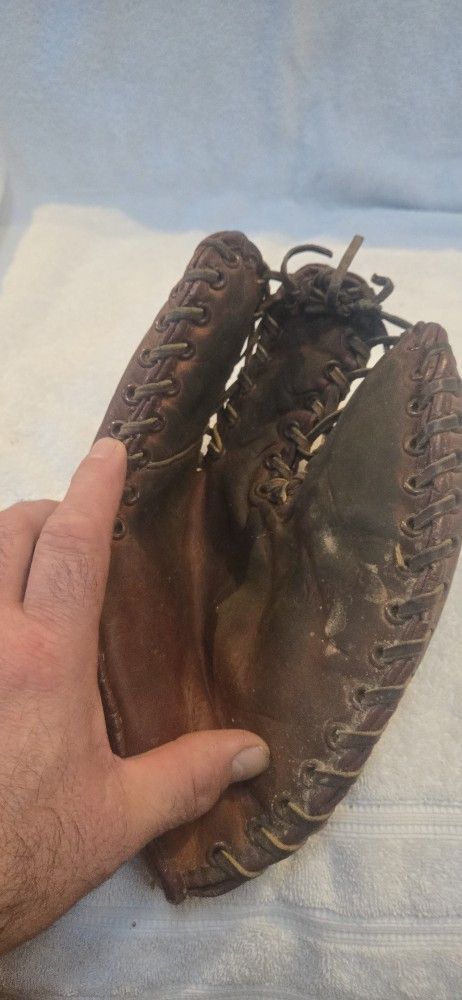 Wilson A2680 Trapper Three Finger Baseball Glove