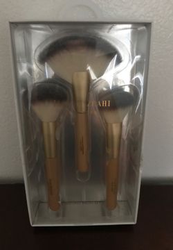 Isaac Mizrahi Cosmetics brush set