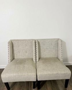 Set of 2 Tufted Fabric Accent Chairs with Nailhead Trim 🛒