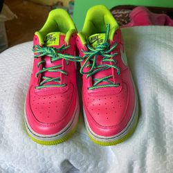  Nike   A IR  FORCE 1.  Size 5.   