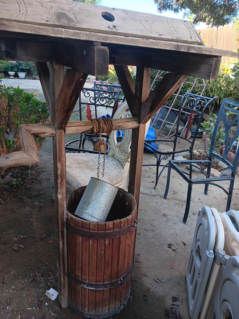 Es un pozo de madera