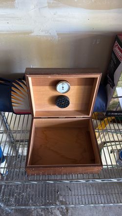 Cigar humidor
