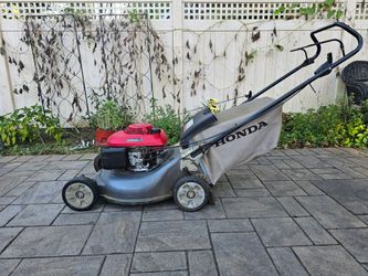 Honda 6.5hp lawnmower easily starts on the first pull mower mint
