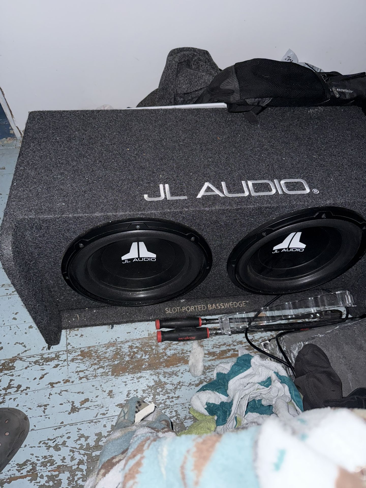 Dual 12 Inch Jl Audio Subwoofer And Alpine Amp