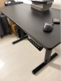 Electric standing desk