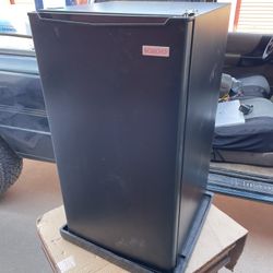 IGLOO 3.2 Cu Ft Black Refrigerator w/ Freezer