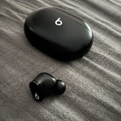 Beats Studio, Right Earbud And Charging Case