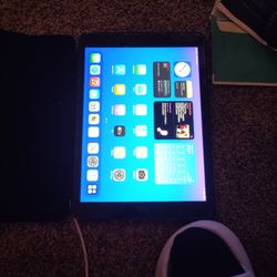 iPad 7 Th Gen Still In Great Condition 