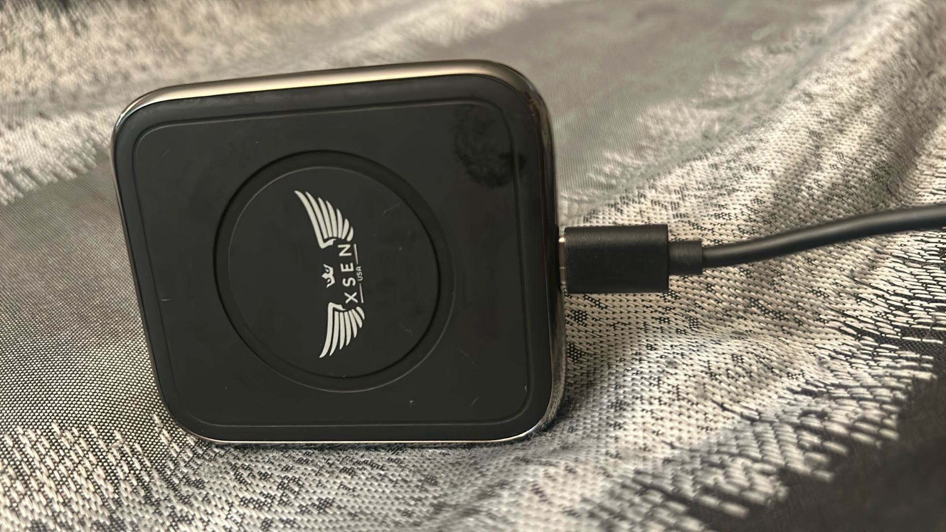 Portable magnetic car charger