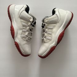 Air Jordan 11 Retro Low GS 'White Varsity Red' size 4.5y