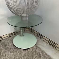 MOVING SALE  COFFETABLE- SIDE TABLE COME WITH DECOR  LIKE NEW CONDITION  24” DIAMETER AND 20”HIGH  PICK UP IN WESTMINSTER CITY  WESTMINSTER BLVD AND S