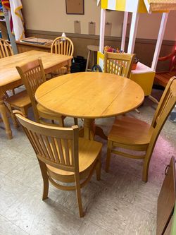 Round table w/ 4 chairs