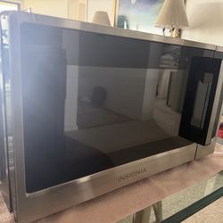 Insignia .9 cu. Ft. Countertop Microwave