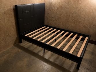 Free full size black bed frame - has some issues, you pick up