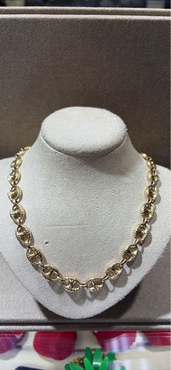 Gold Gucci puff chain