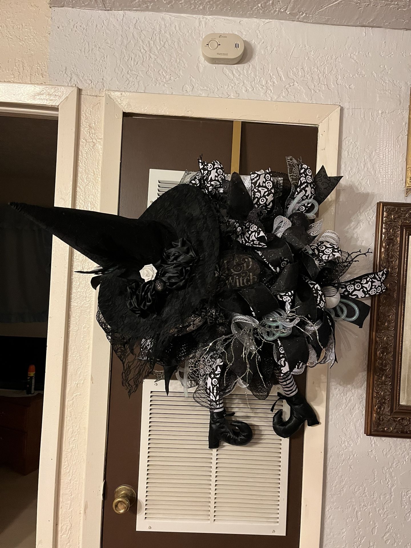 Blank Witch with Legs Holloween Wreath