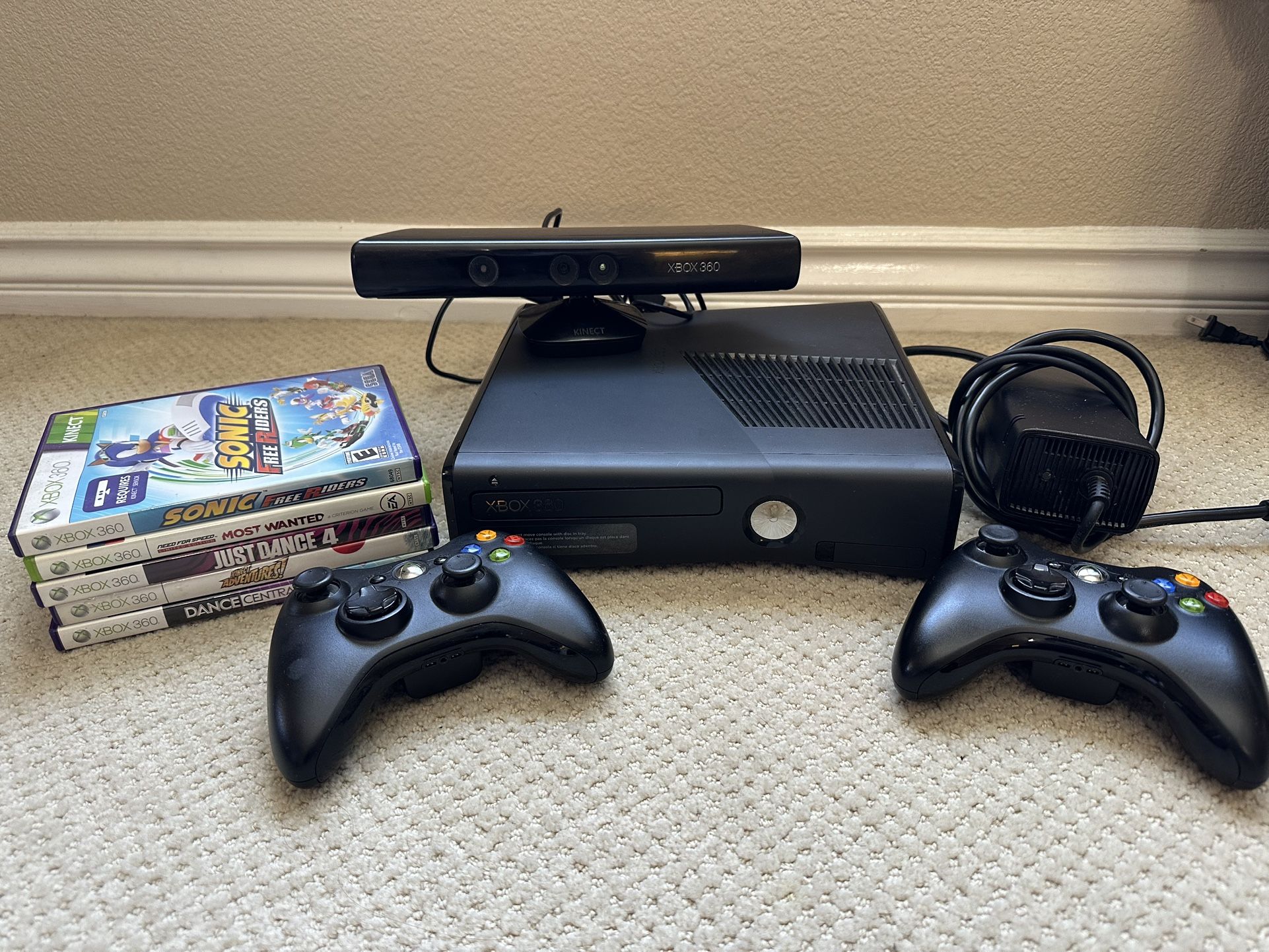 Xbox 360 Console + Kinect Sensor+ 2 Controllers + 5 Games!