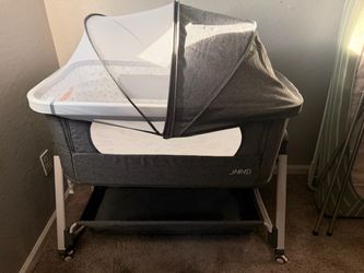 Rolling baby bassinet