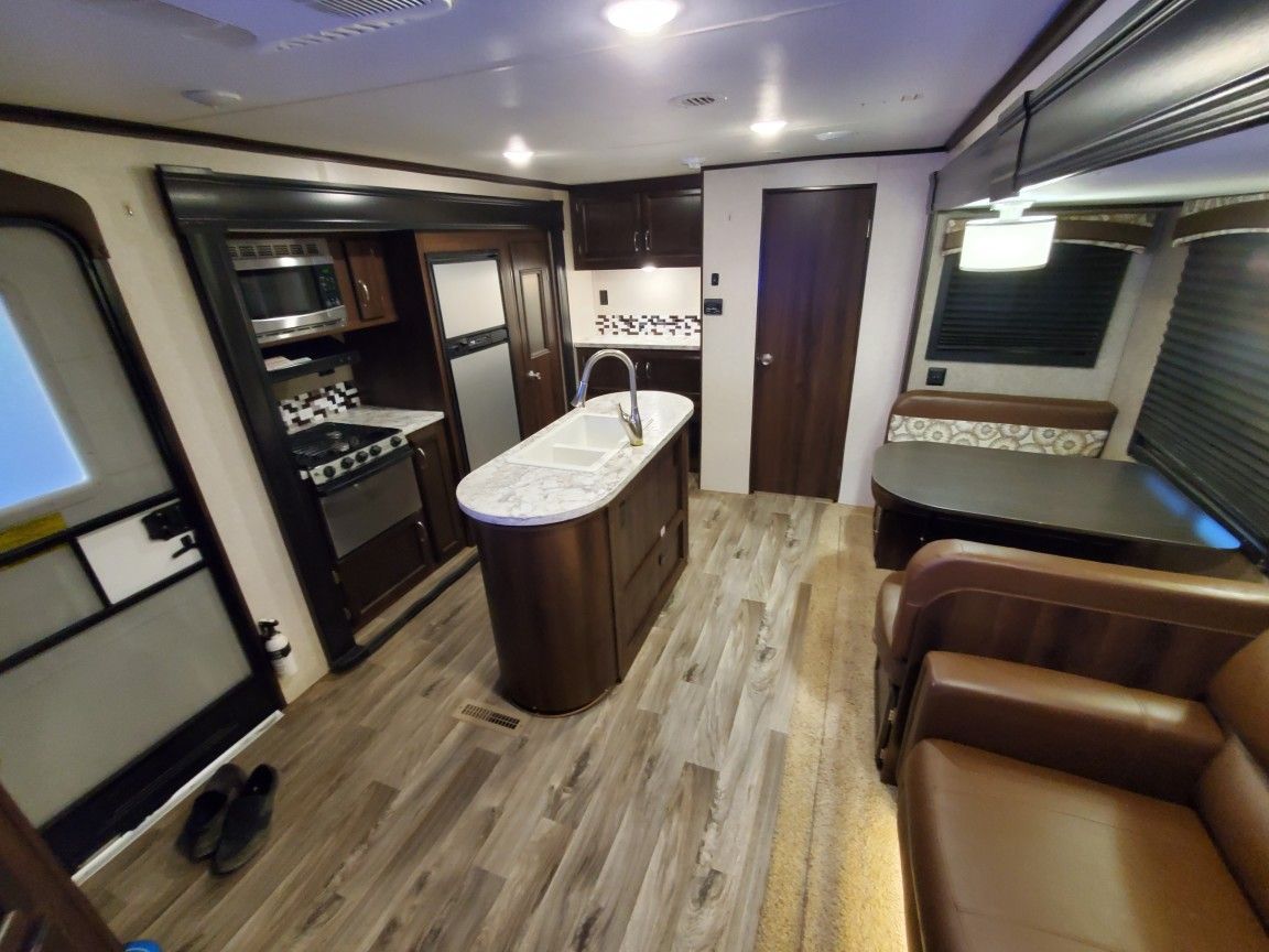 2018 Jayco 32 ft bunk room 3 slide spacious trailer 2 acs 50 amp for