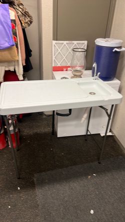 Fish cleaning table