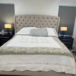 King-size bed with metal base and mattress/// cama king base de metal y colchón