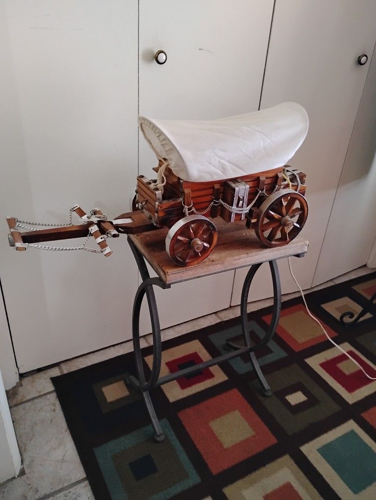 Beautiful Vintage Covered Wagon Lamp, Located In Reedley