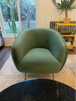 Accent velvet chair