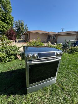300$$ SUPER NICE ELECTRIC STOVE(FREE DELIVERY)